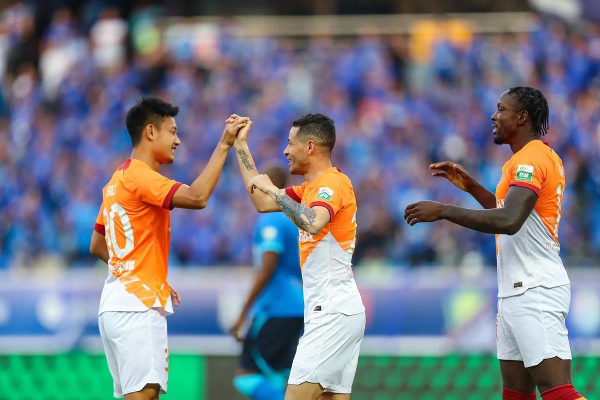 武汉三镇主场惨败，本土球星梅开二度，遭河南队5-2羞辱